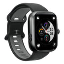 Smartwatch esportivo preto em ângulo 3/4, à prova d’água, pulseira de silicone e tela AMOLED