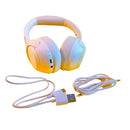 Headset Wearzone WZ08 branco acompanhado de cabos de carregamento USB-C e cabo P2 auxiliar