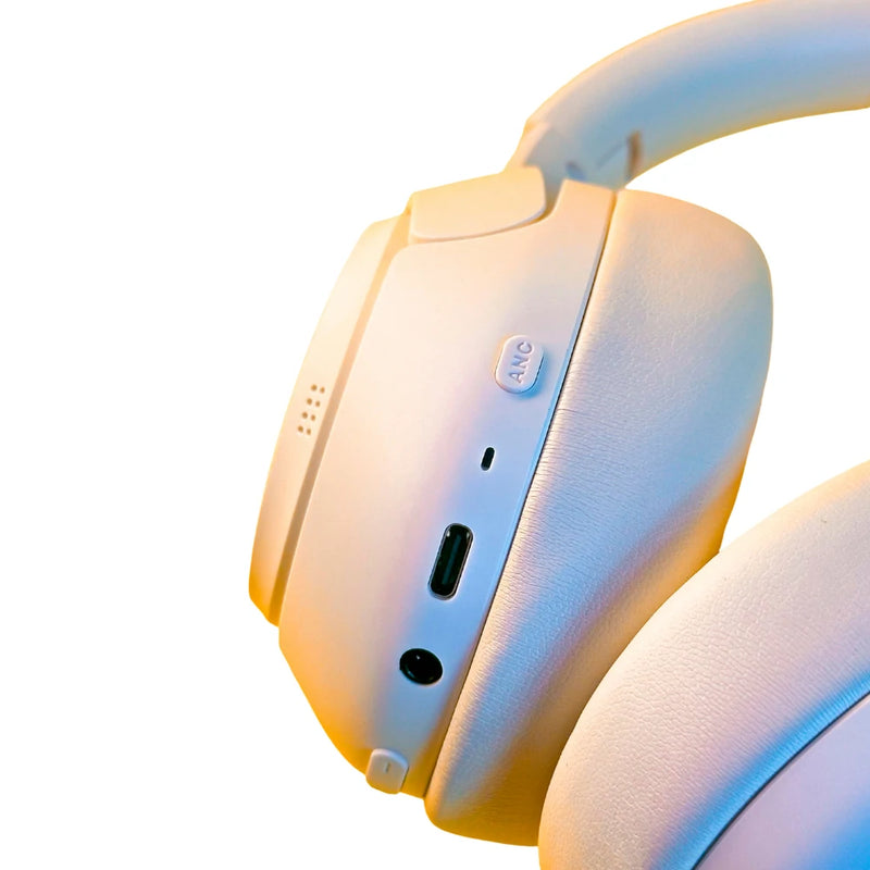 Detalhe do fone Wearzone WZ08 branco mostrando porta USB-C, entrada P2 e botão ANC