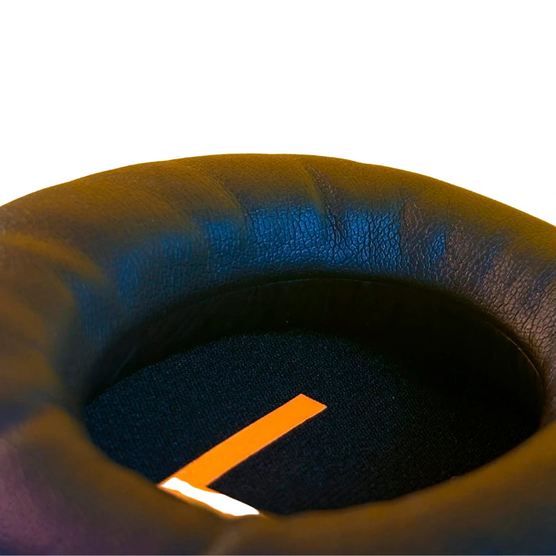 Close-up da almofada auricular do fone Wearzone WZ08 preto, mostrando acabamento acolchoado
