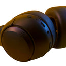 Detalhe do fone Wearzone WZ08 preto mostrando controles laterais, porta USB-C e entrada P2